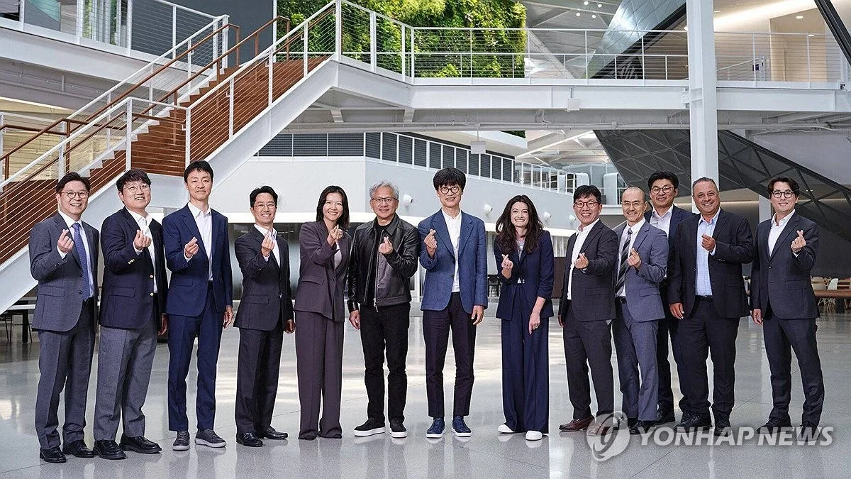 Jensen Huang (Nvidia), Lee Hae-jin (fundador da Naver) e a CEO da Naver, Choi Soo-yeon, em visita à sede da Nvidia em Santa Clara, Califórnia, em julho de 2026