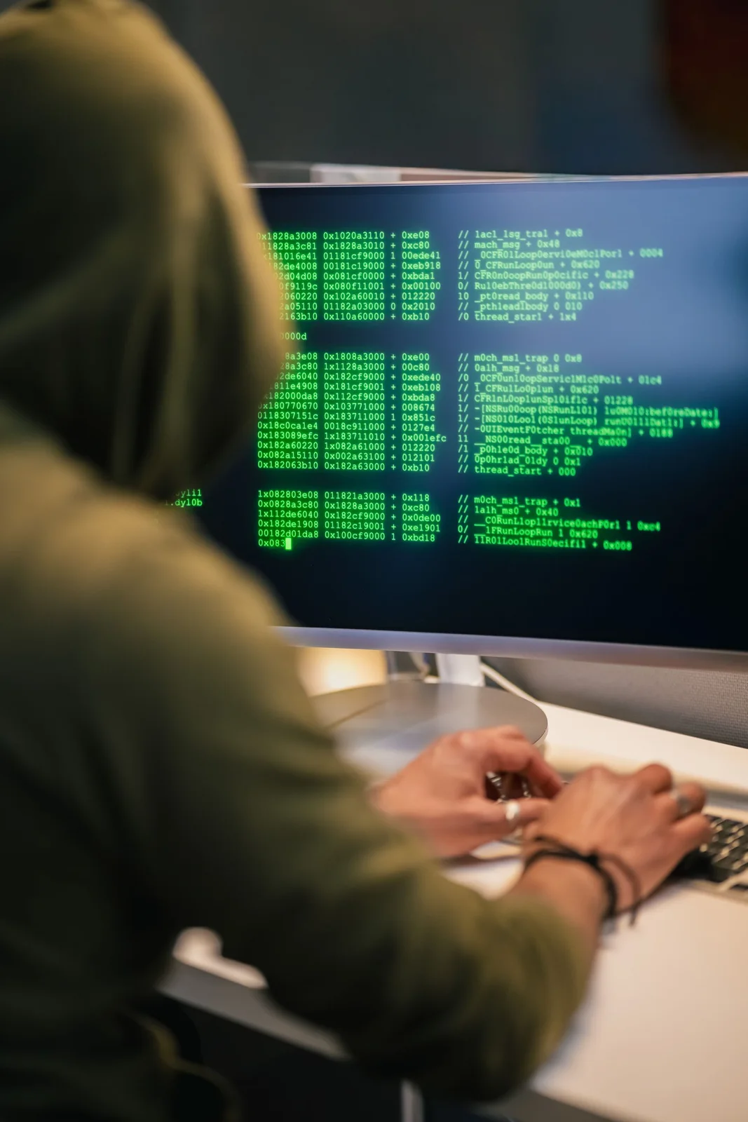 Cabeça de perfil de um hacker com capuz, representando o tema de cibersegurança e IA autônoma