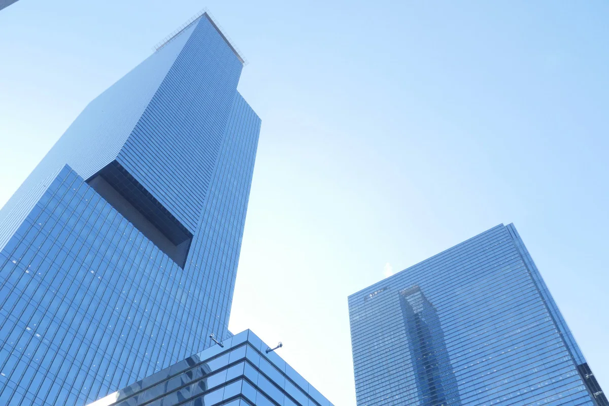 Torre Samsung HQ em Seul (Seocho), vista de baixo contra o céu azul