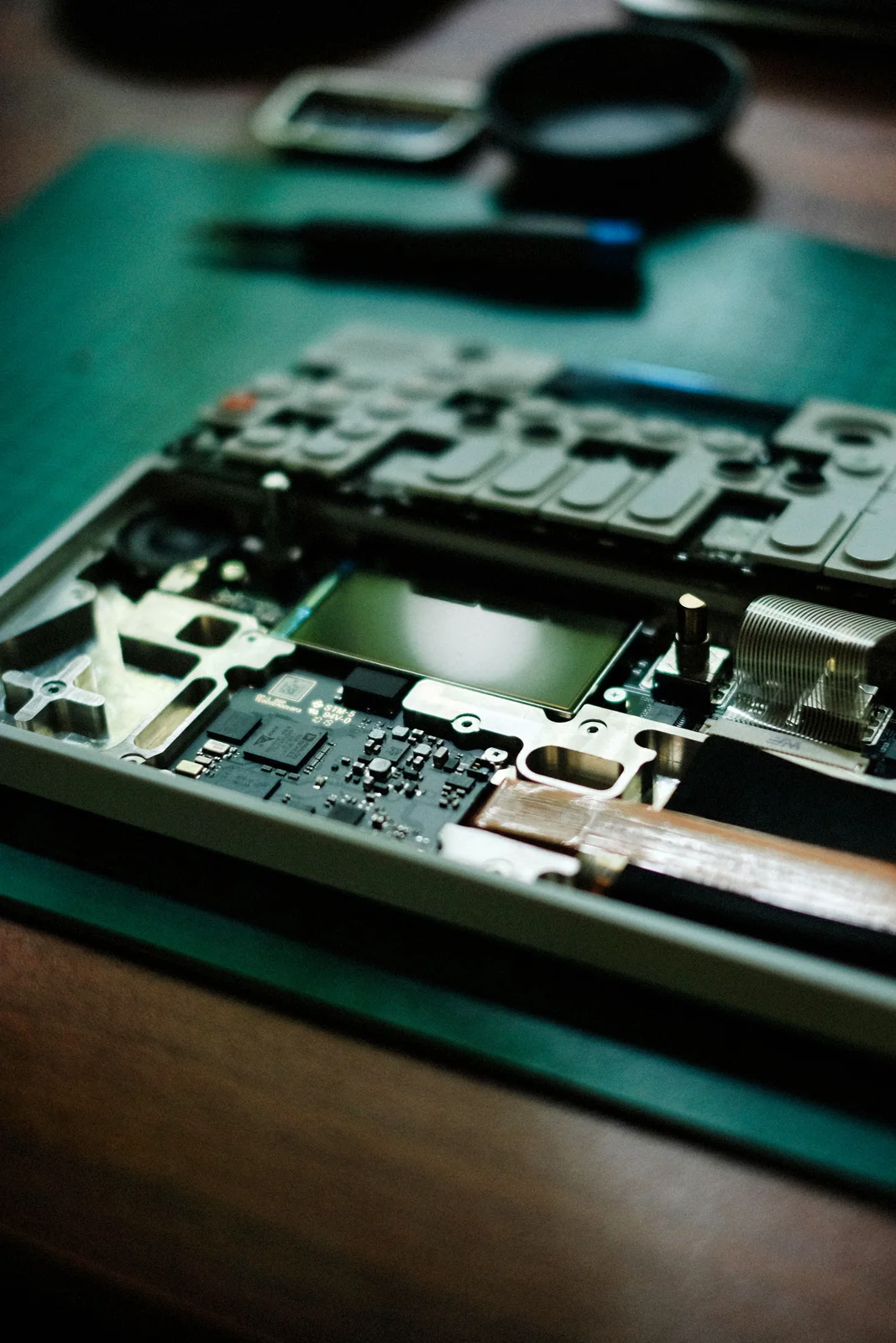 Parte interna de um notebook aberto com dissipador de calor, ventoinha e placa-mãe visíveis