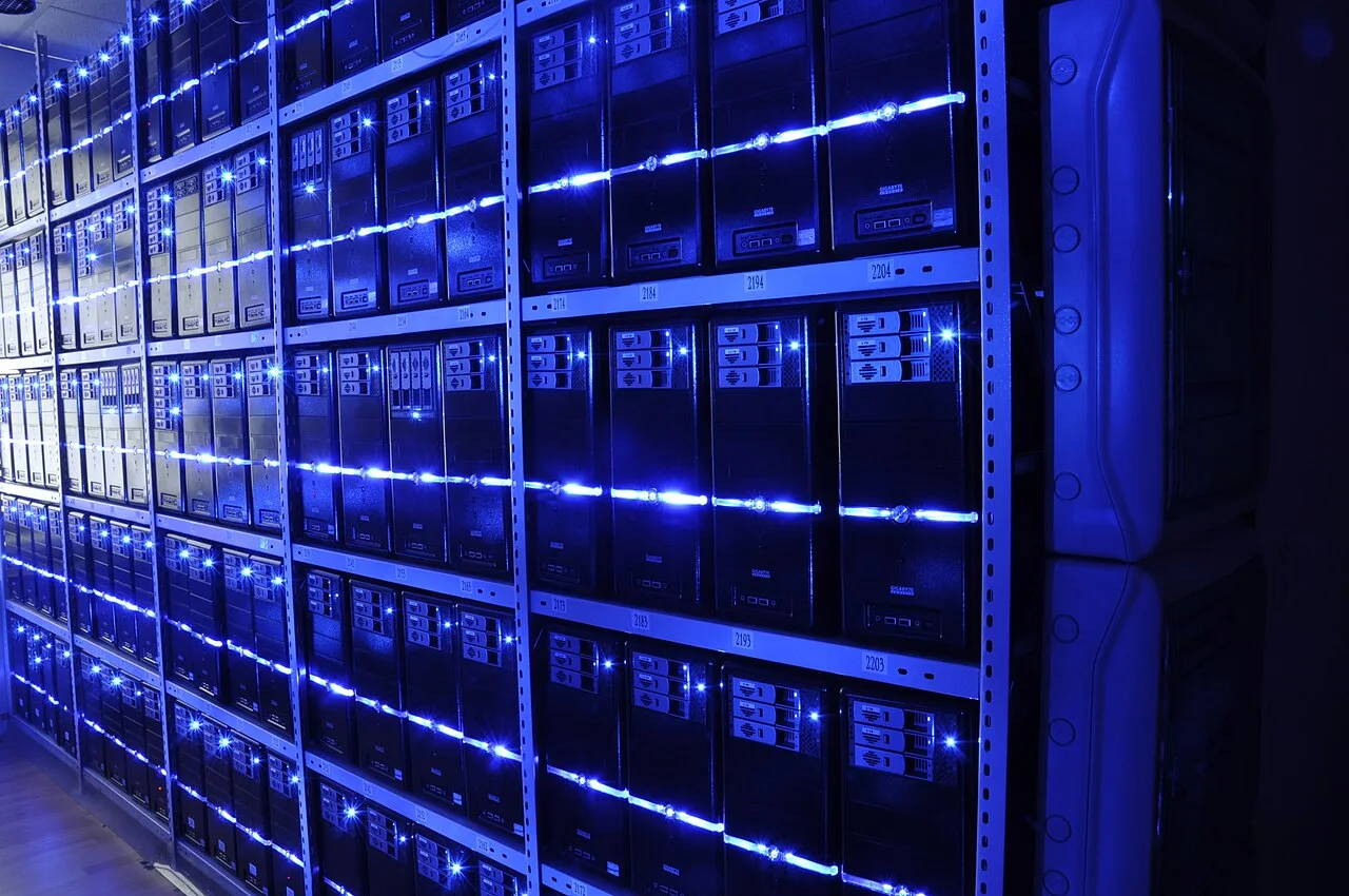 Rack de servidores em data center com LEDs azuis acesos, representando a infraestrutura digital alvo de ataques cibernéticos no Japão e Coreia do Sul