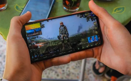 Pessoa jogando um vídeo game em um smartphone, vista de cima