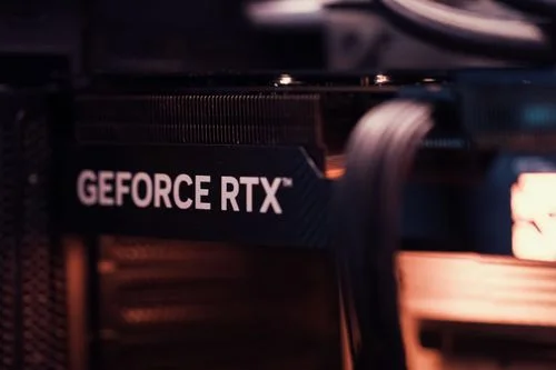 Close-up de uma placa de vídeo GeForce RTX, destacando o hardware de GPU usado para inferência local de modelos de IA