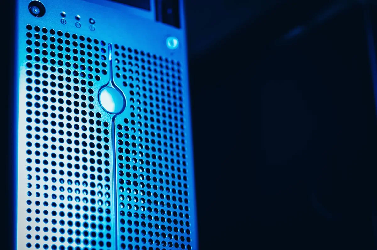 Gabinete de PC com iluminação azul, representando infraestrutura de IA e cybersecurity