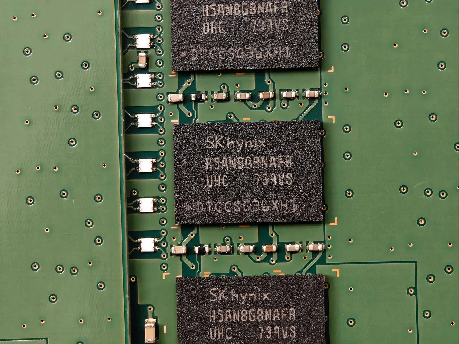 Chips DRAM SK hynix sobre placa de circuito impresso — memória em contexto de produção industrial