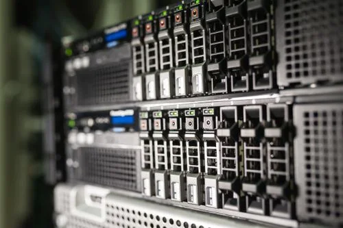 Close-up de racks de servidor em um data center moderno, destacando a infraestrutura de hardware que suporta modelos de IA de grande escala