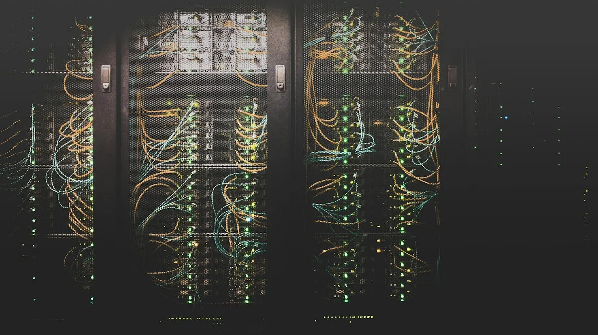 Rack de servidor de data center com cabos coloridos e LEDs acesos, representando a infraestrutura de computação por trás dos modelos de IA chineses