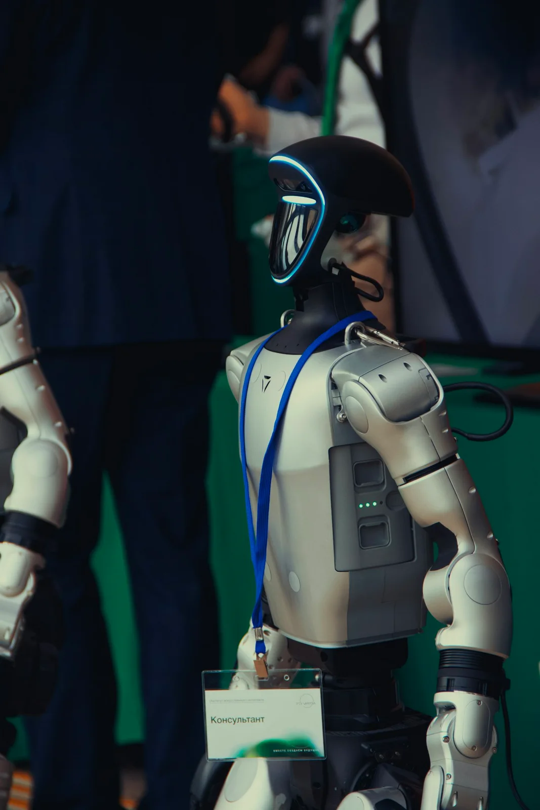 Robô humanoide com crachá em evento de tecnologia, representando a nova fronteira de mercado para Samsung e SK Hynix