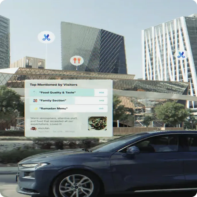 Interface do super-app de mapas da Naver sobreposto a uma rua de Riade, Arábia Saudita, mostrando avaliações de restaurantes e navegação local