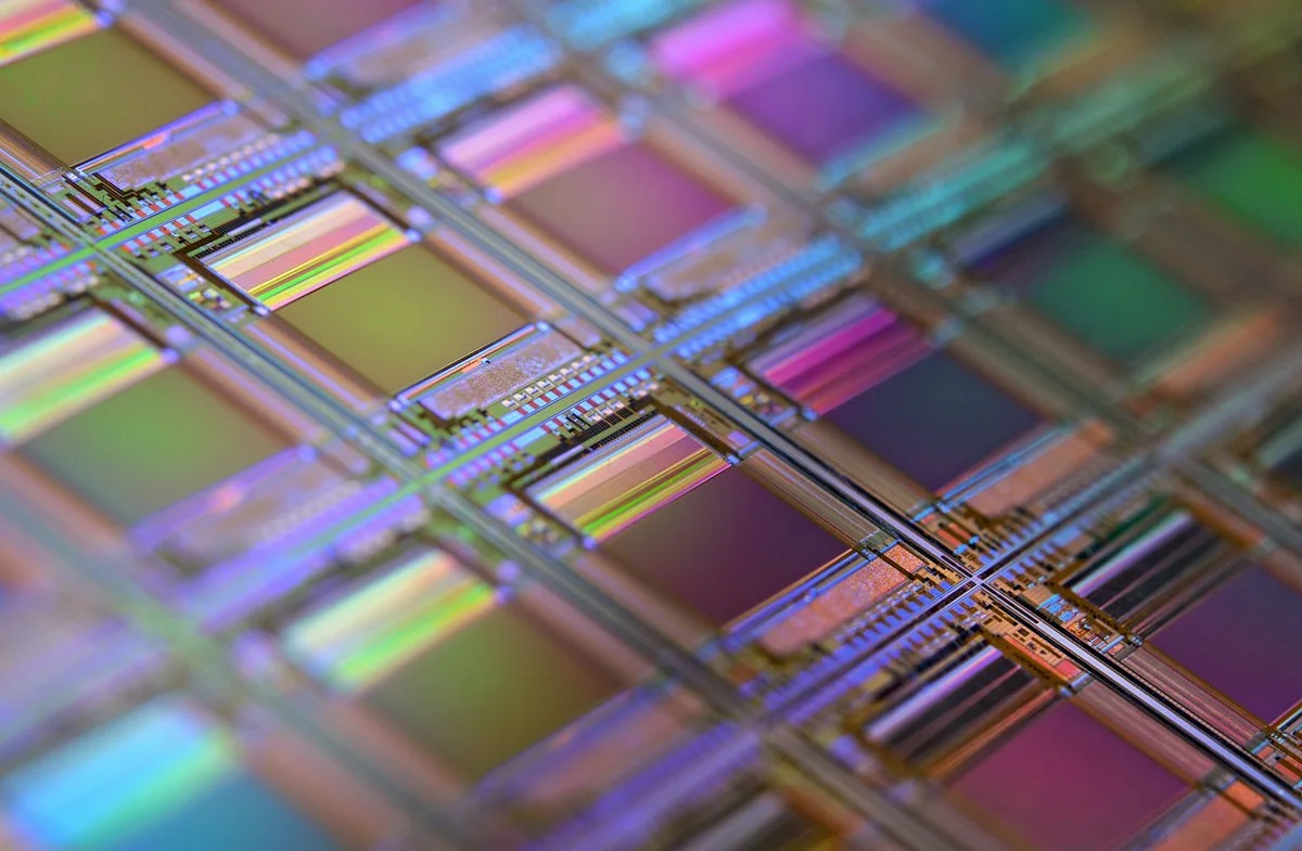 Wafer de silício com grade de dies de microchip, representando a capacidade de fabricação de memória que deve se expandir em 2028